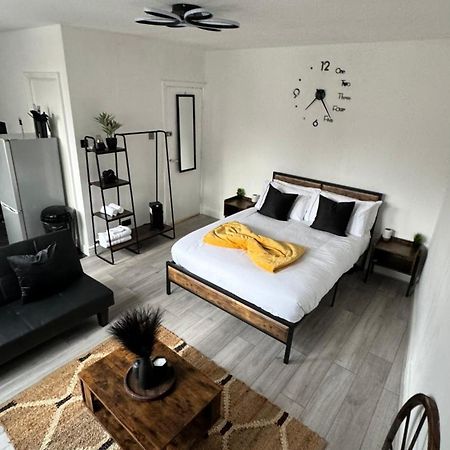 Kingston Studio, Ideal For Professionals Relocators And Leisure Stays, Near Kingston Station And Shopping Centre キングストン・アポン・テムズ エクステリア 写真