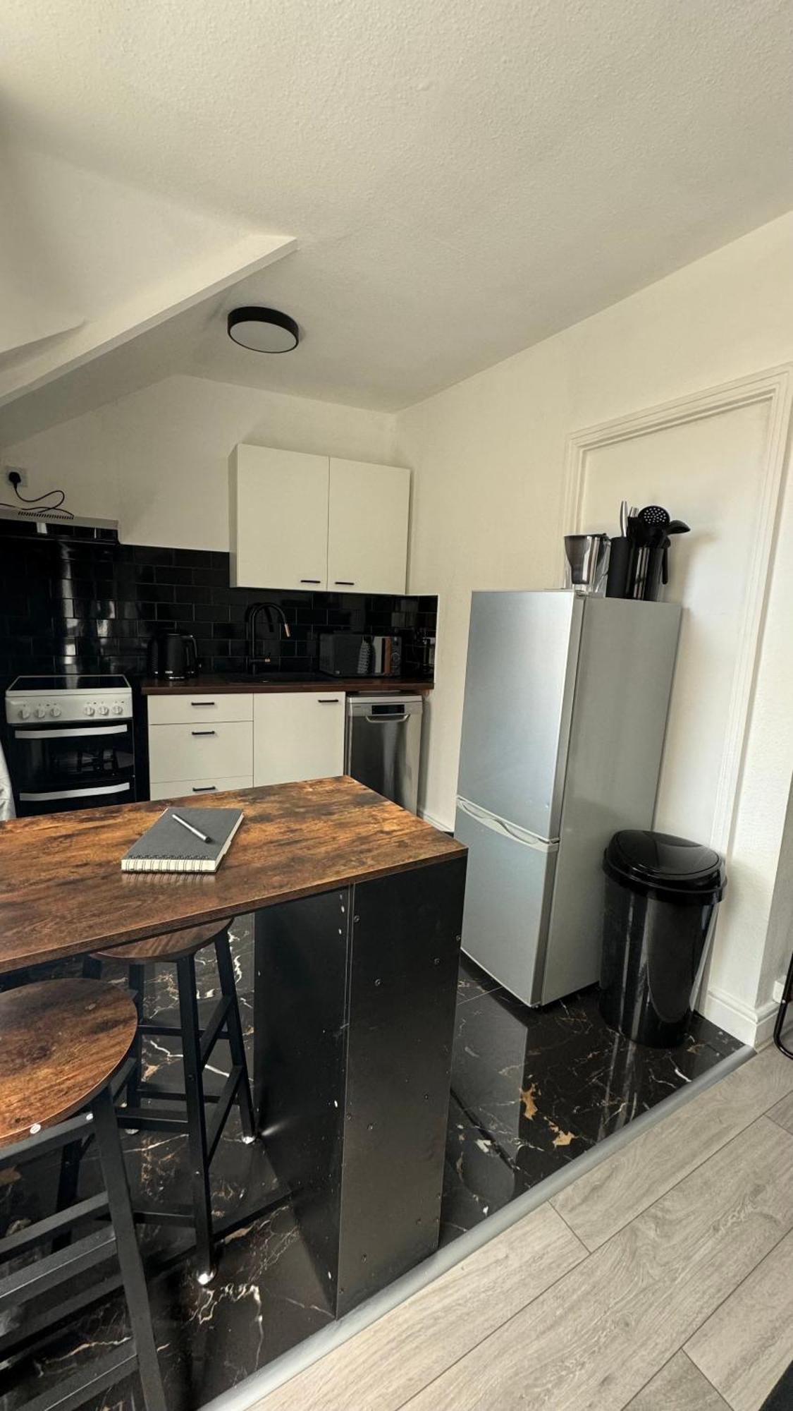 Kingston Studio, Ideal For Professionals Relocators And Leisure Stays, Near Kingston Station And Shopping Centre キングストン・アポン・テムズ エクステリア 写真