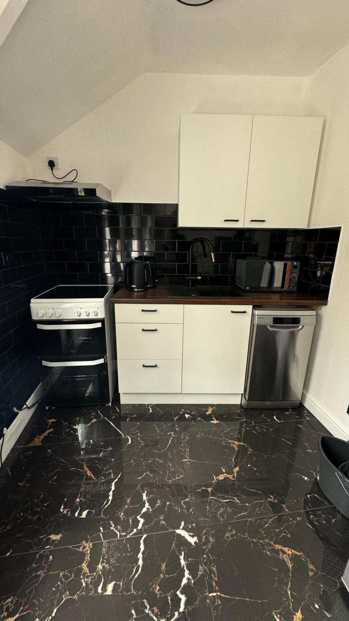 Kingston Studio, Ideal For Professionals Relocators And Leisure Stays, Near Kingston Station And Shopping Centre キングストン・アポン・テムズ エクステリア 写真