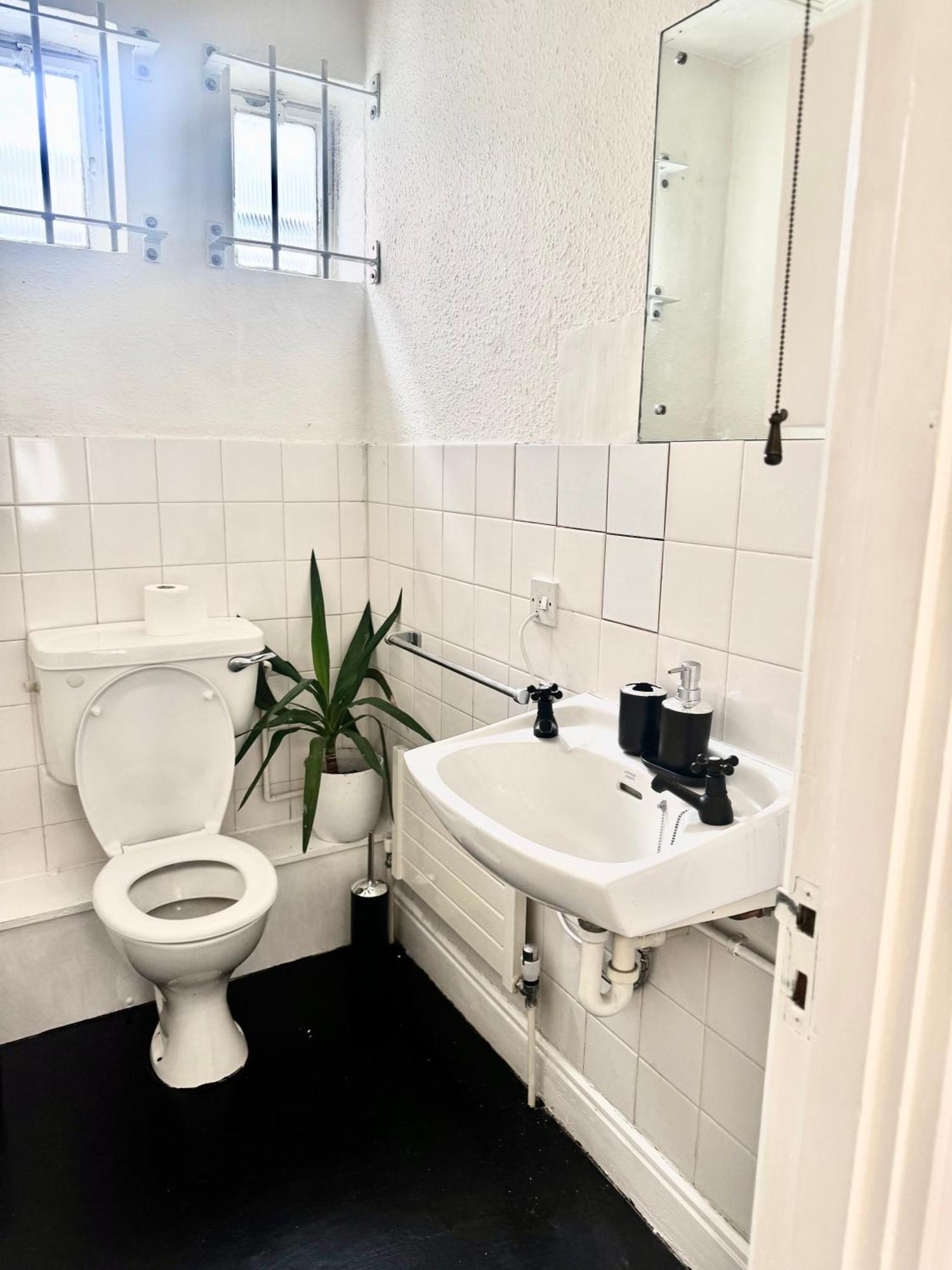 Kingston Studio, Ideal For Professionals Relocators And Leisure Stays, Near Kingston Station And Shopping Centre キングストン・アポン・テムズ エクステリア 写真